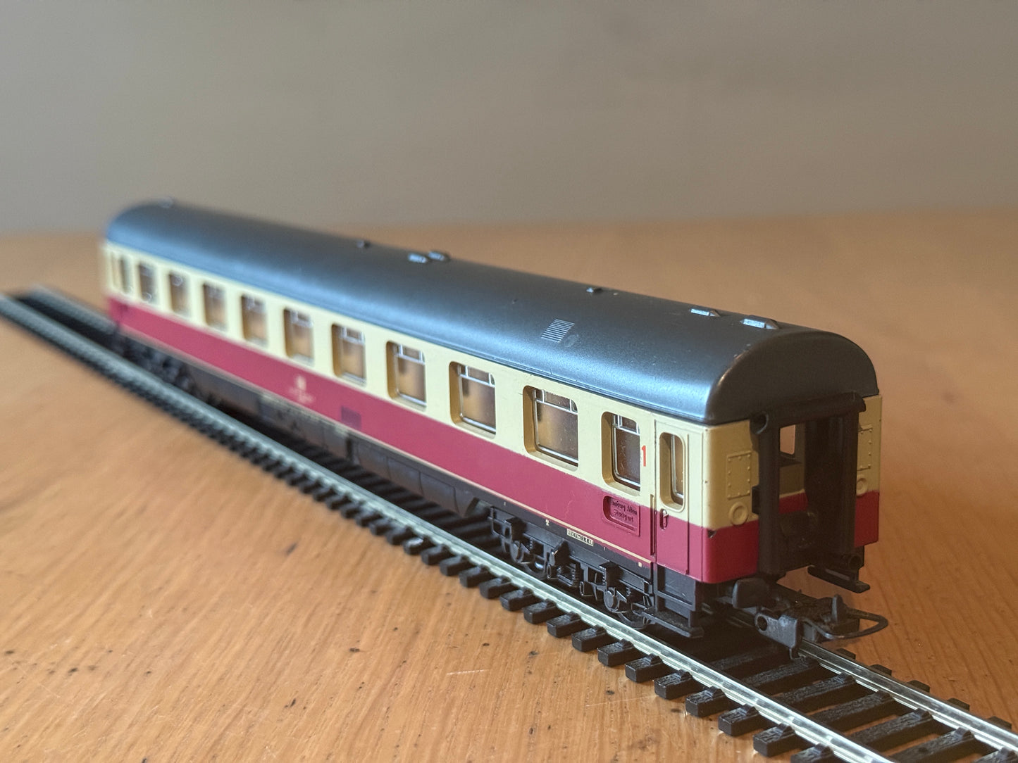 Lima H0 Scale -  DB Continental 1st Class Coach. Scuff on side.