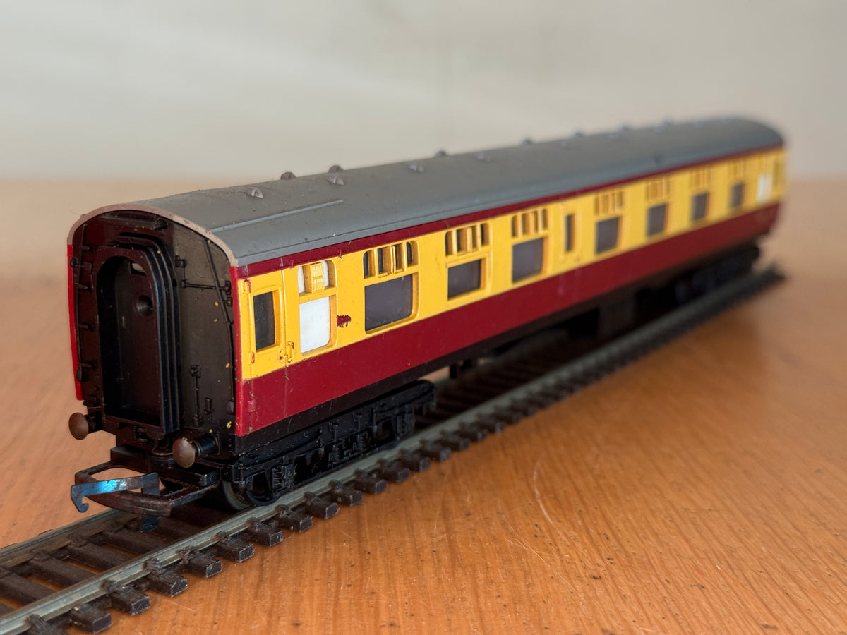 Hornby OO Gauge - Crimson and Cream Composite Coach 15865