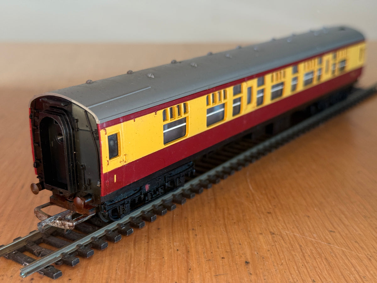 Hornby OO Gauge - Crimson and Cream Composite Coach 15865