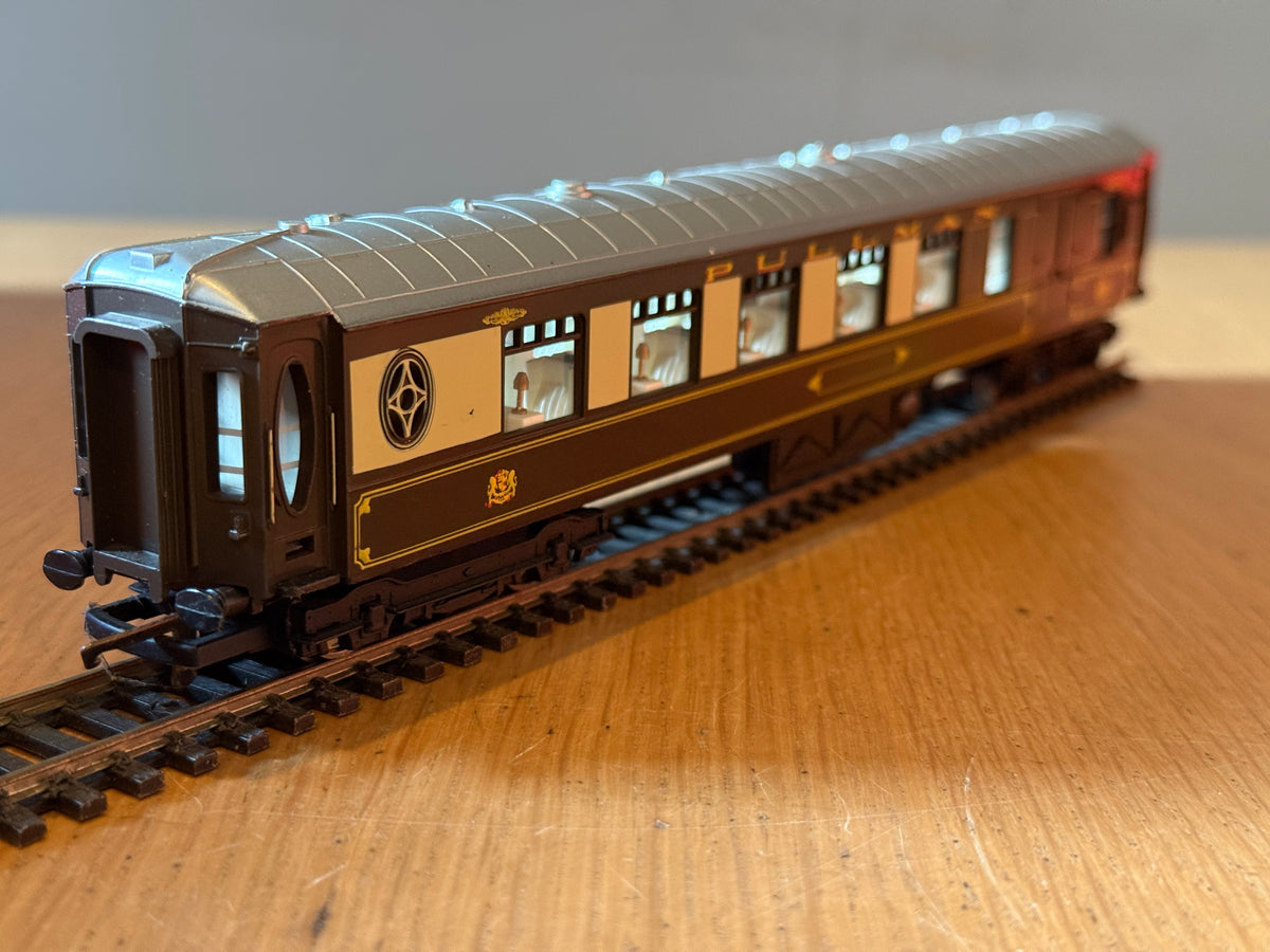 Hornby OO Gauge R223 -  British Rail  1st Class Pullman Coach - Car No. 78