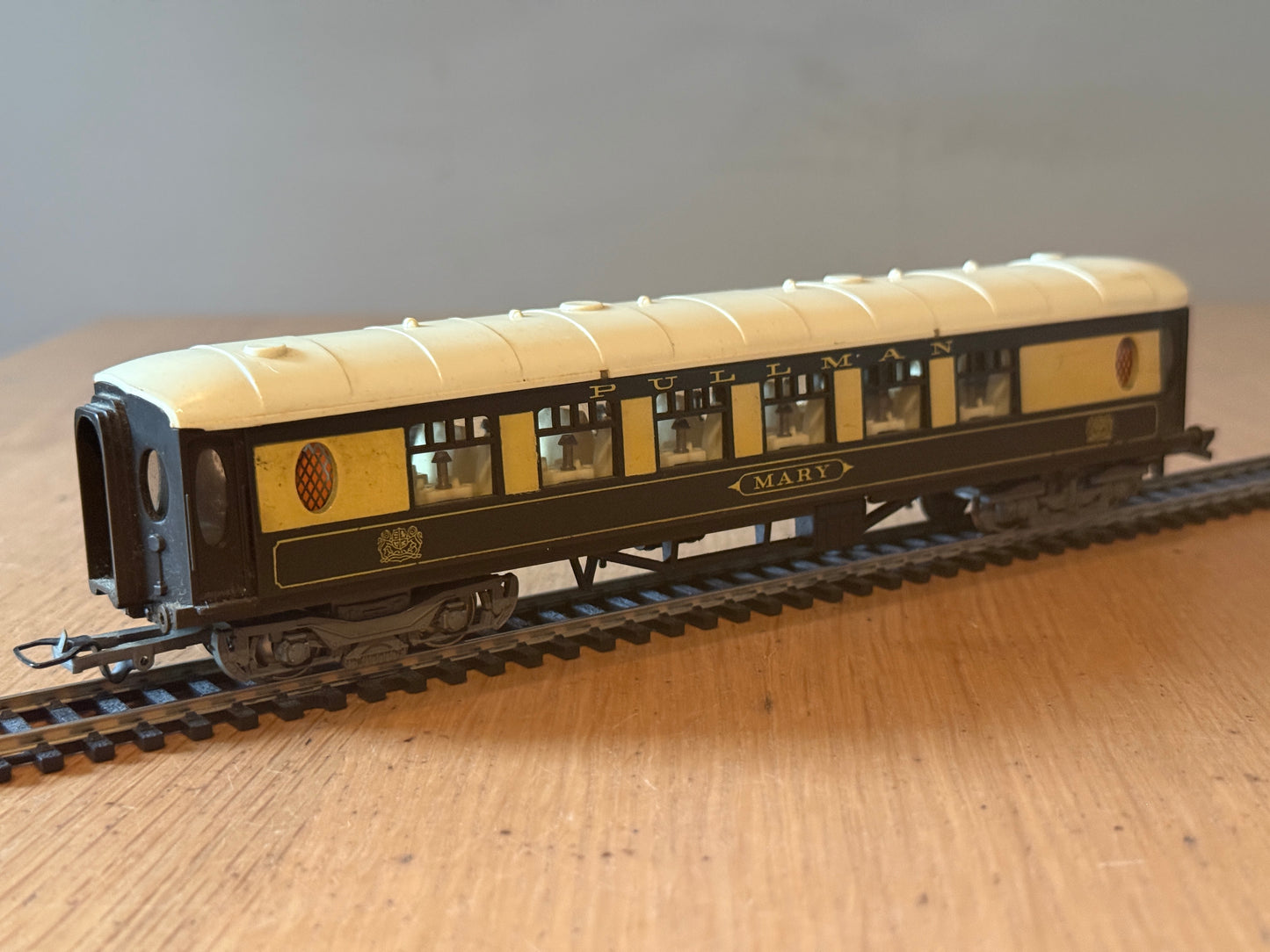 Tri-Ang Hornby OO Gauge - Pullman Coach - 'Mary' - Missing Buffer