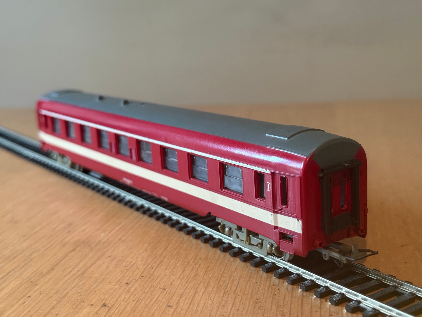 Jouef HO Scale - SNCF 1st Class Passenger Coach. Missing Buffers.