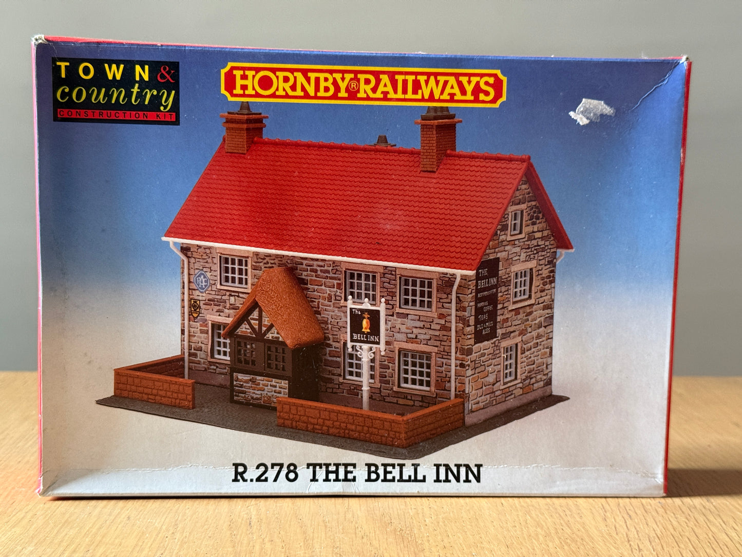 Hornby R278 The Bell Inn. BNIB.