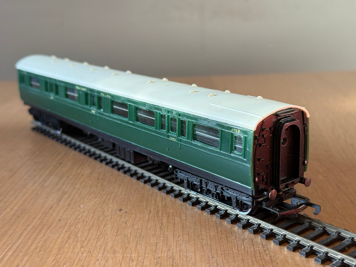 Hornby OO Gauge - Southern Railway S.1750 Composite Coach