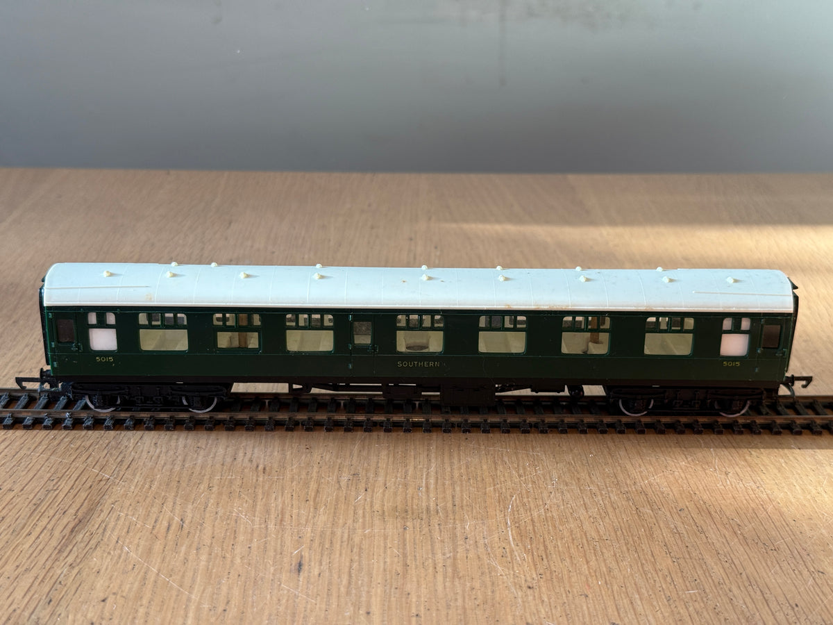 Hornby OO Gauge R622 -  Southern Railways Corridor Coach 5015