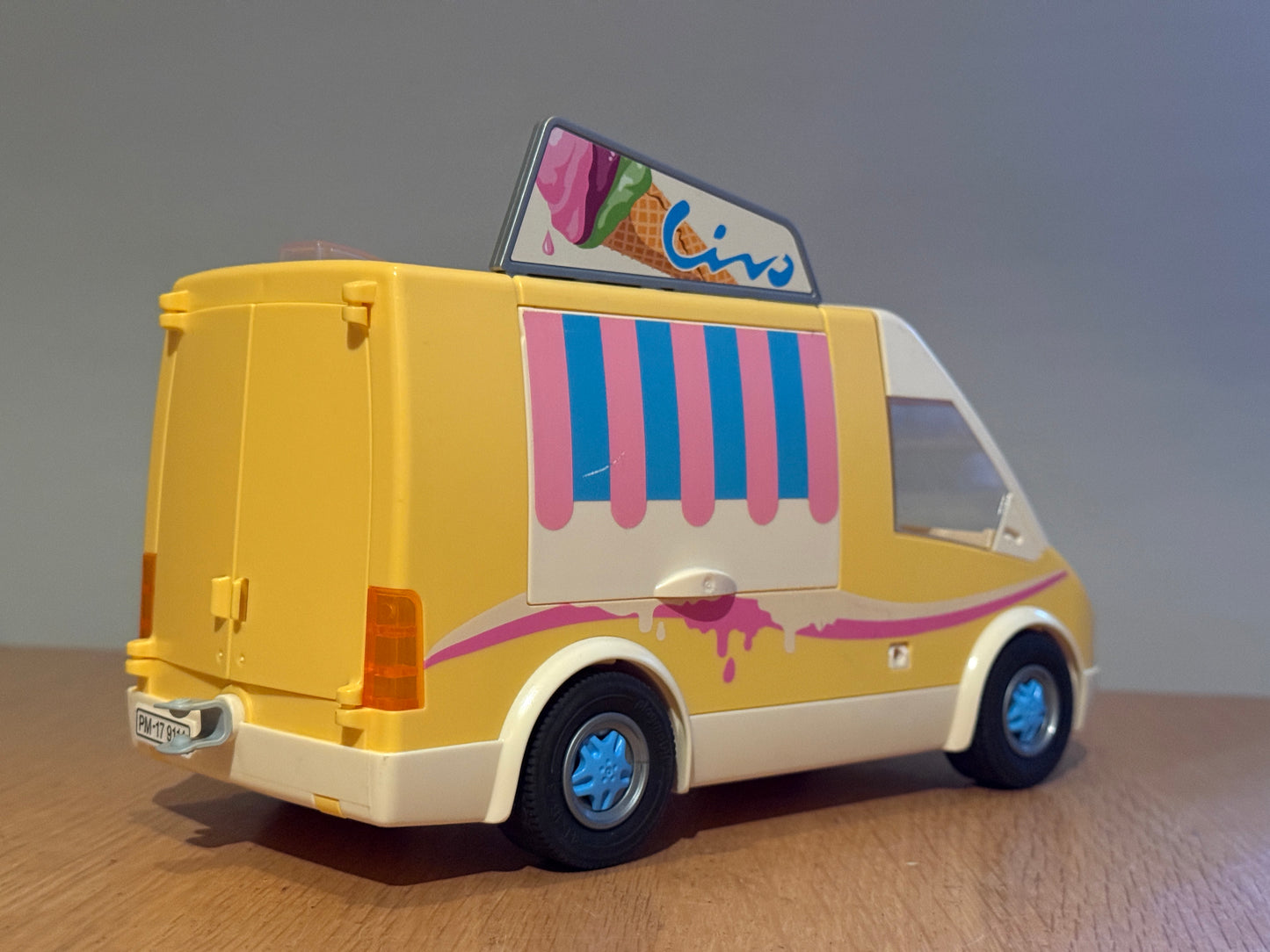 Playmobil 9114 - Ice Cream Van. Pre-owned.
