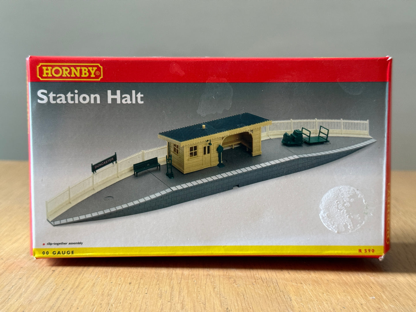 Hornby R590 Station Halt. BNIB.