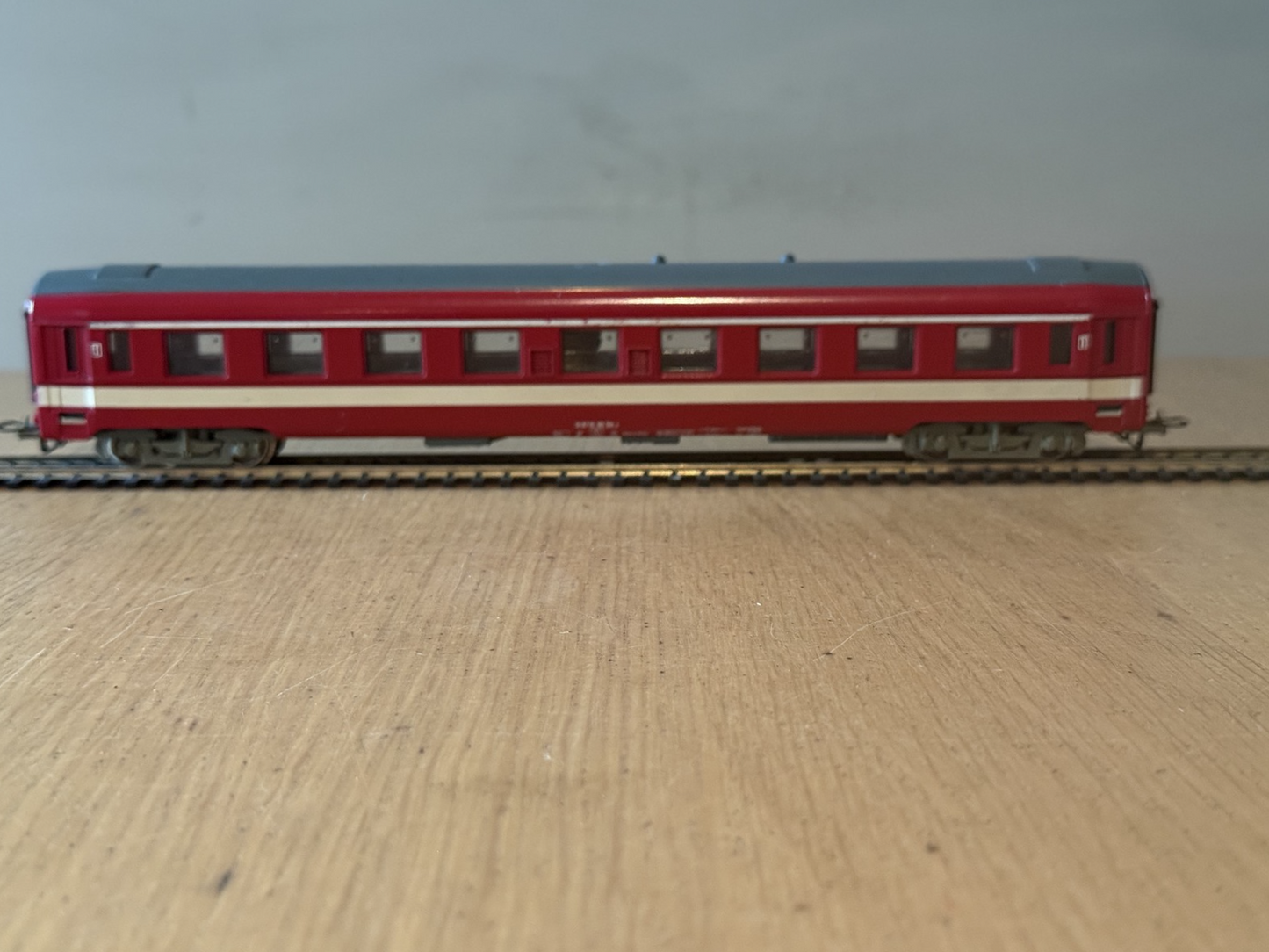 Jouef HO Scale - SNCF Restaurant Coach. Missing Buffers.