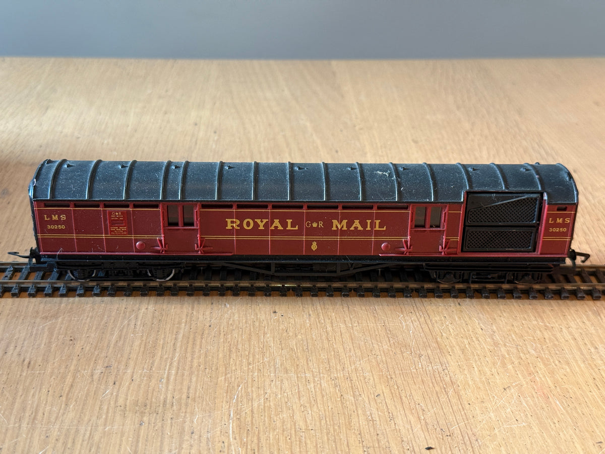 Hornby R413 OO Gauge - LMS Royal Mail TPO Operating Coach