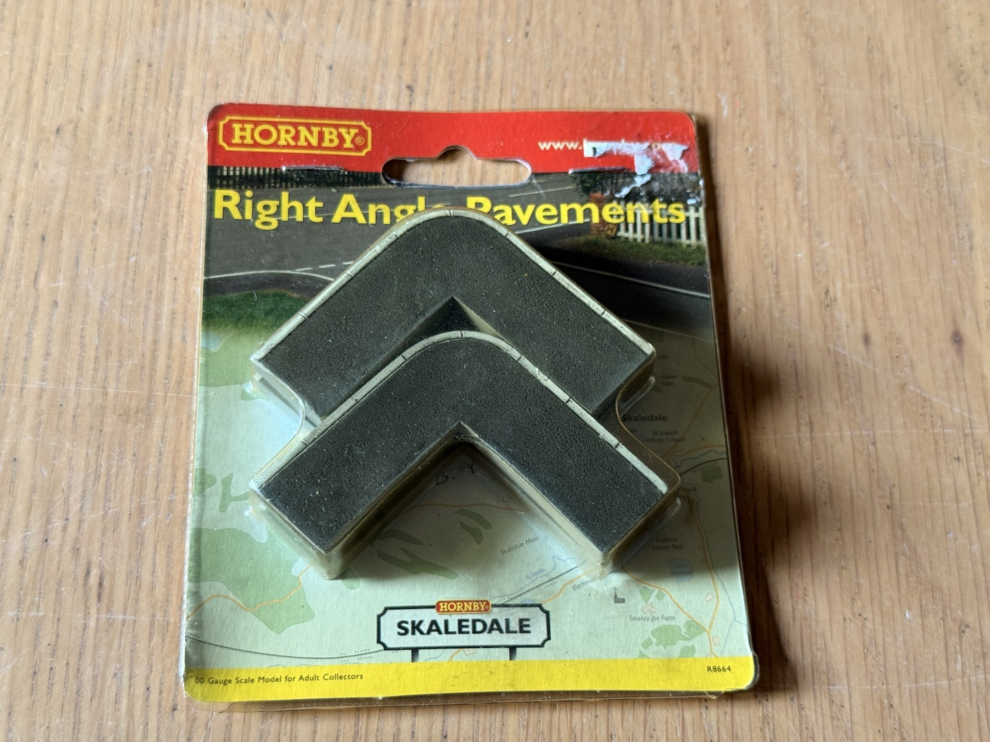 Hornby Skaledale R8664 OO Gauge -  Right Angle Pavements. BNIB.