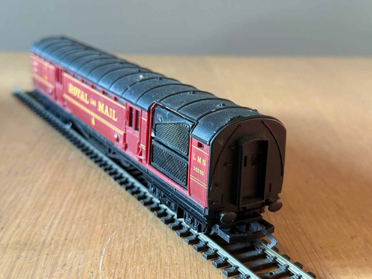 Hornby R413 OO Gauge - LMS Royal Mail TPO Operating Coach