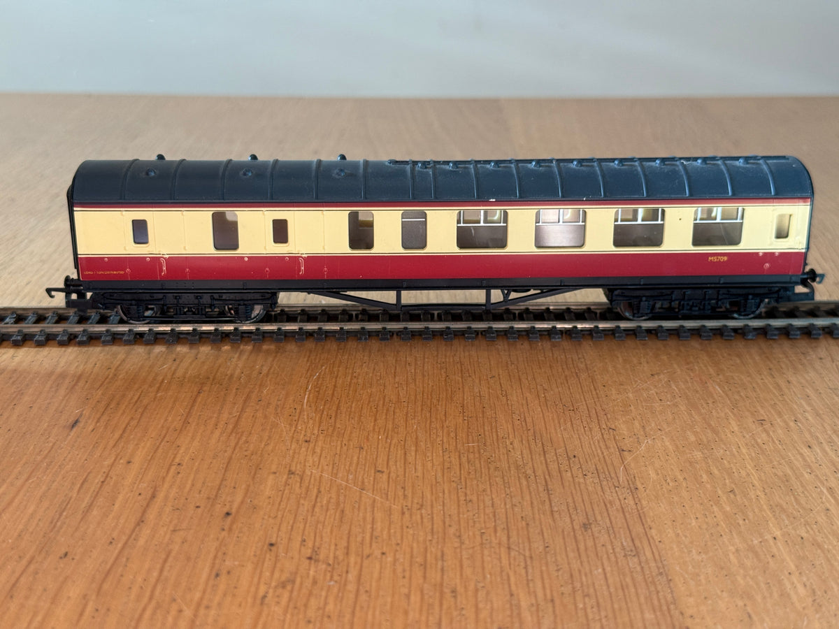 Hornby OO Gauge -  Stanier Period III Brake Third Coach M5709