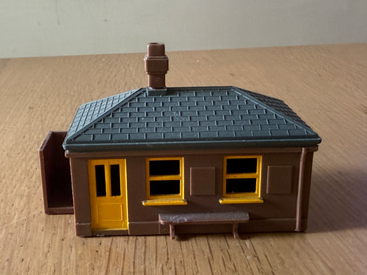Triang Hornby OO Gauge - R 62 Station Platform Waiting Room
