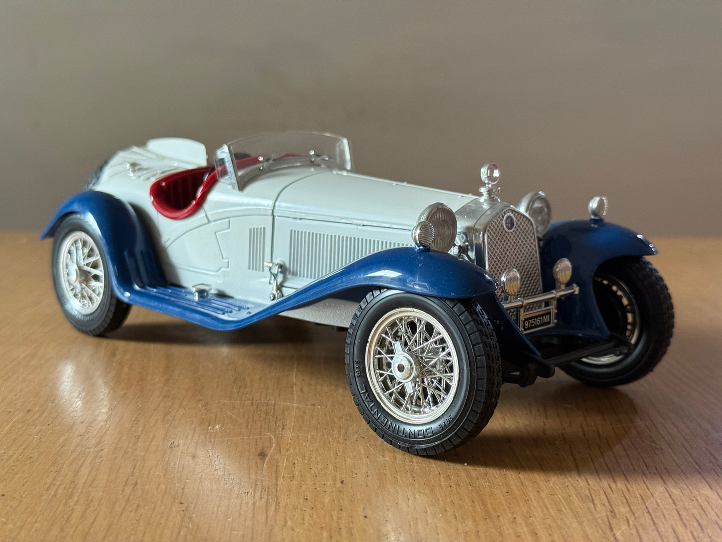 Bburago 1:18 Diecast Model 3008 -  Alfa Romeo 2300 Spider (1932) - No box