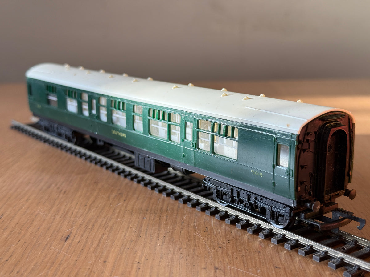 Hornby OO Gauge R622 -  Southern Railways Corridor Coach 5015