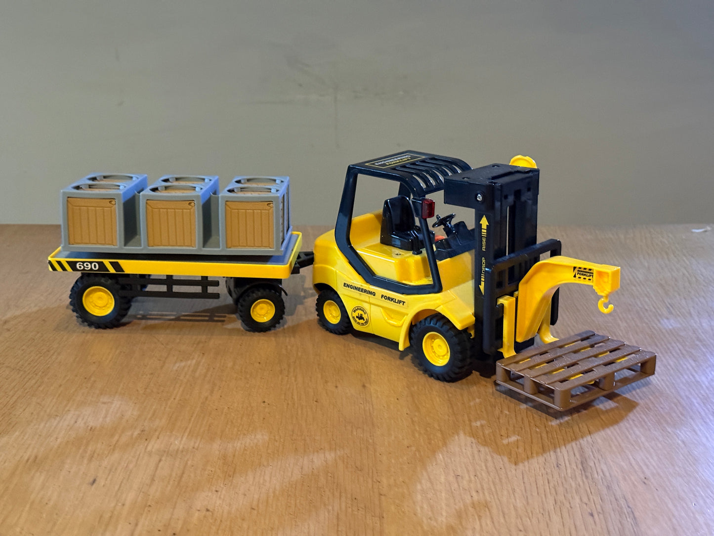 Engineering Forklift -  Plastic Toy Forklift Set w/ Trailer, Pallet & Crates