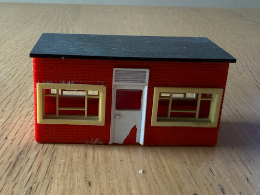 Triang Hornby R472 Platform Waiting Room - door missing paint