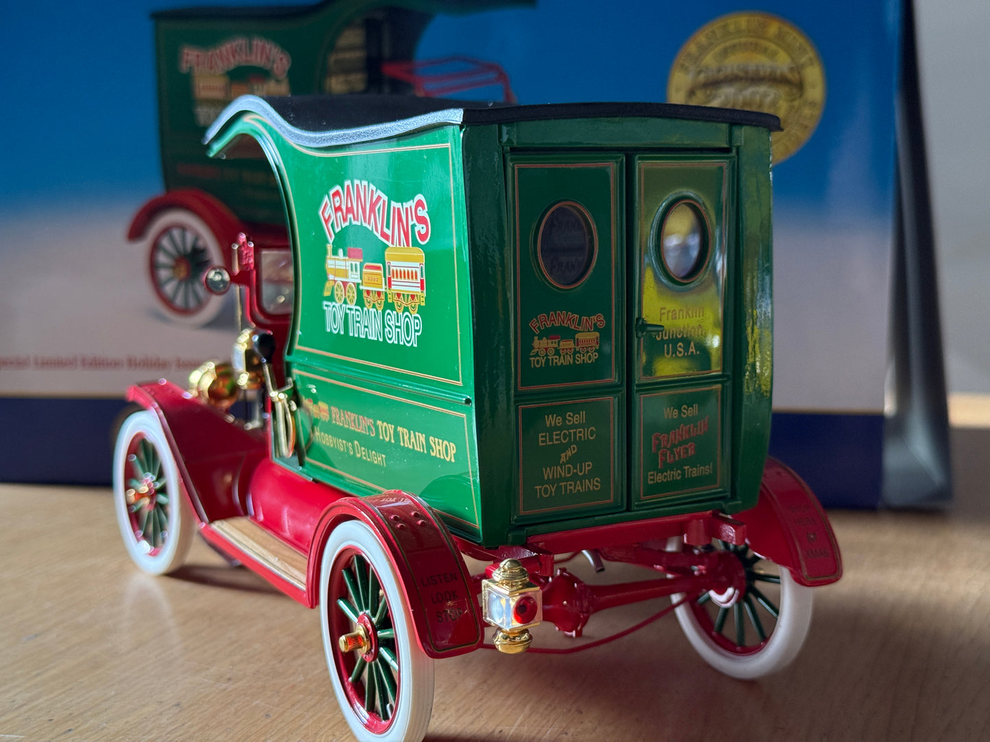 Franklin Mint - 2002 Christmas Truck.