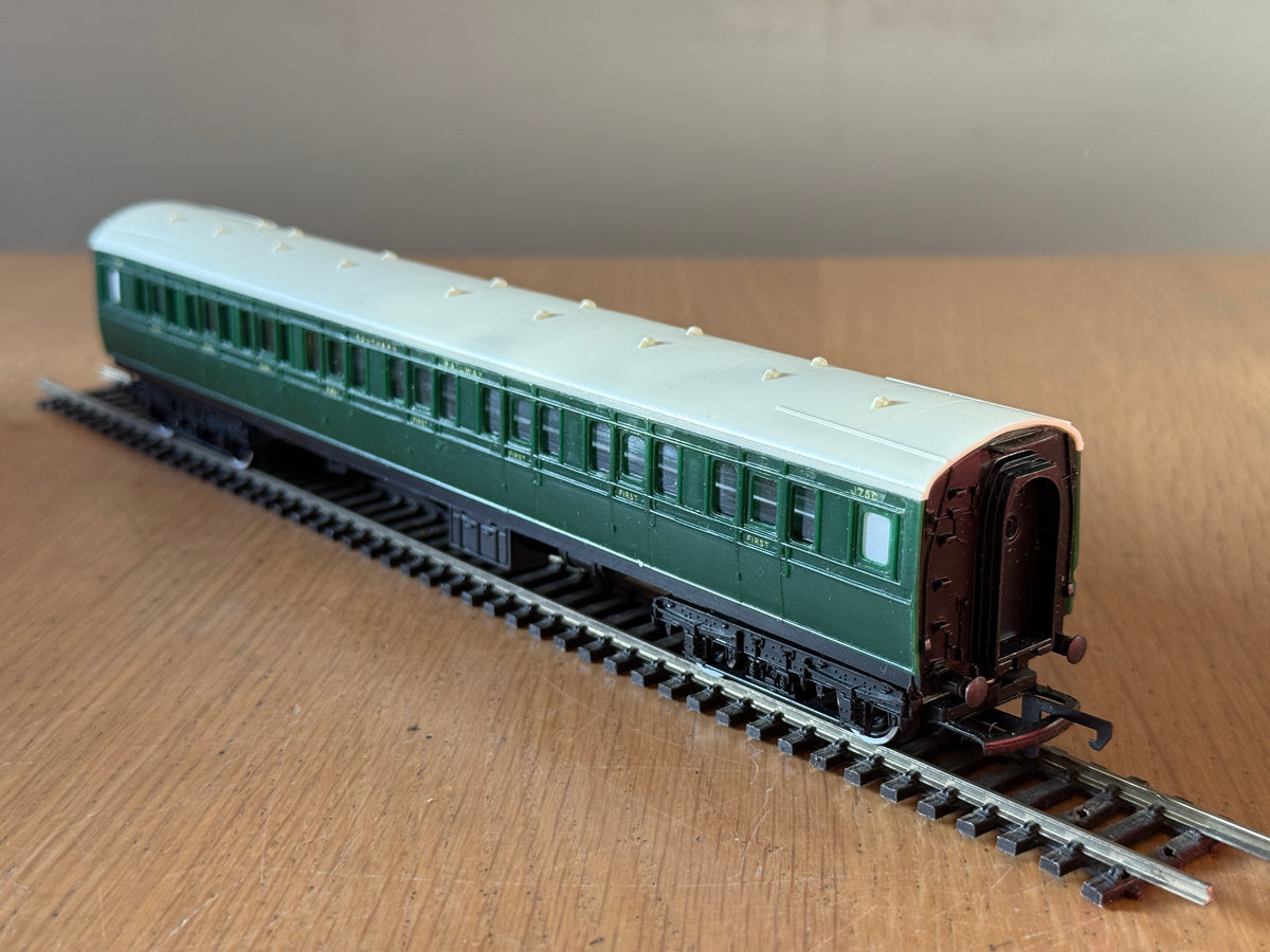 Hornby OO Gauge - Southern Railway S.1750 Composite Coach