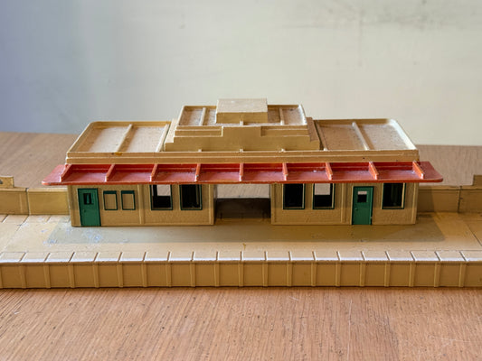Vintage Hornby Dublo D1 Through Station.