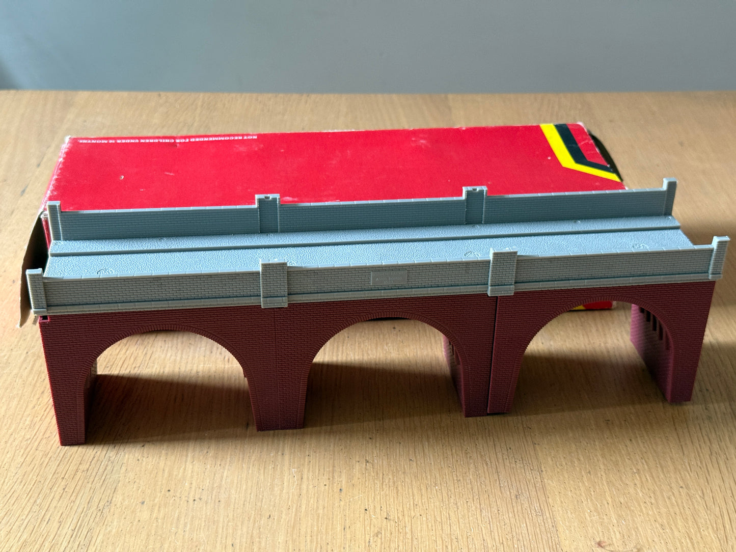Hornby OO Gauge R180 Triple Viaduct