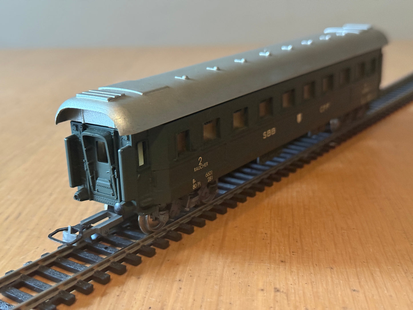 Lima H0 Scale -Swiss SBB CFF 2nd Passenger Coach. Missing Buffer.