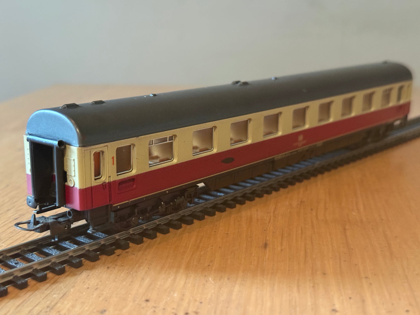 Lima H0 Scale -  DB Continental 1st Class Coach. Small mark on side.