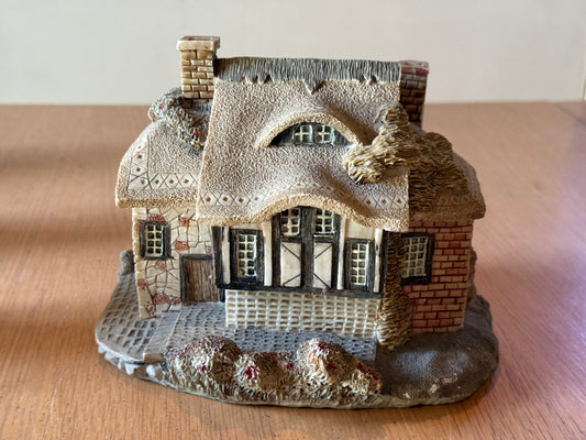 Academy/Lilliput Lane or similar - Thatched Cottage