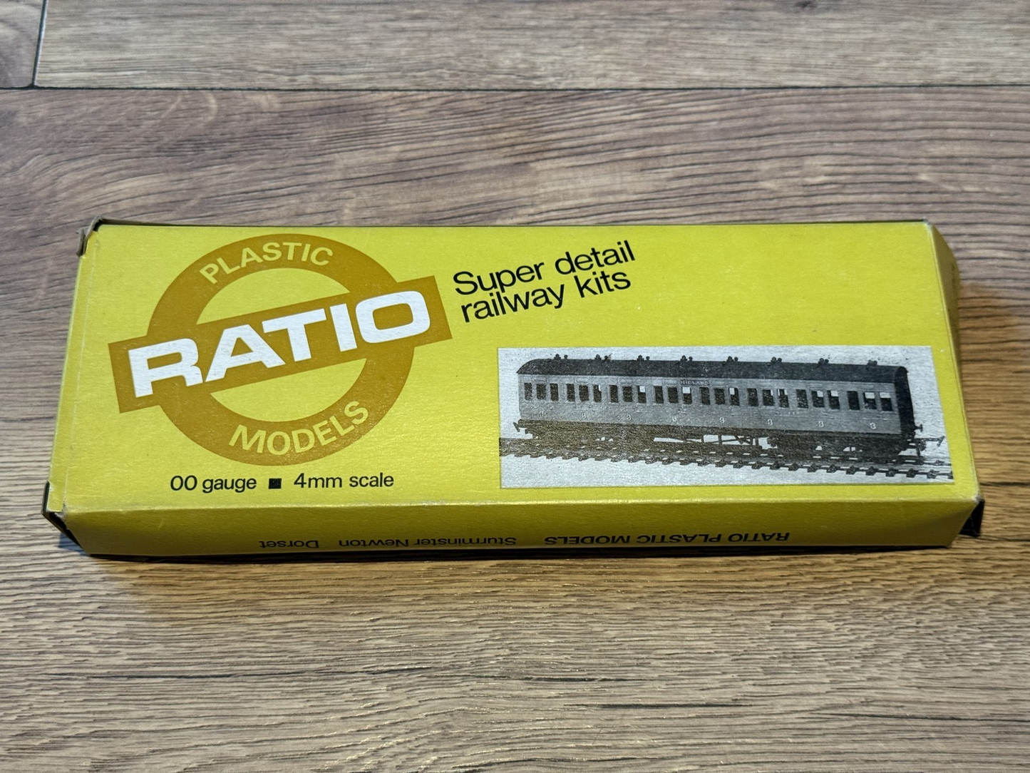 Ratio OO Gauge 1:76 Plastic Model Kit - Suburban Bogie Coach Kit