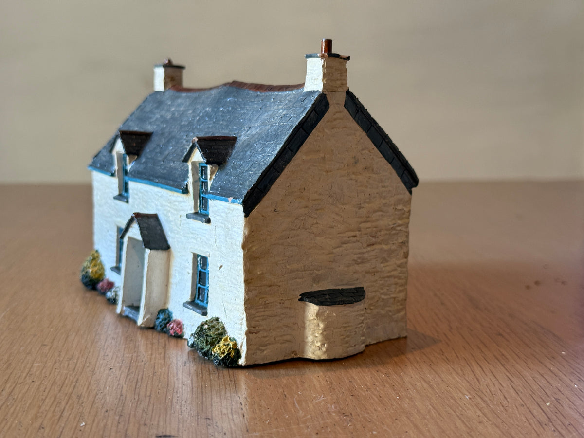 Resin/Ceramic Cottage - Similar to David Winter