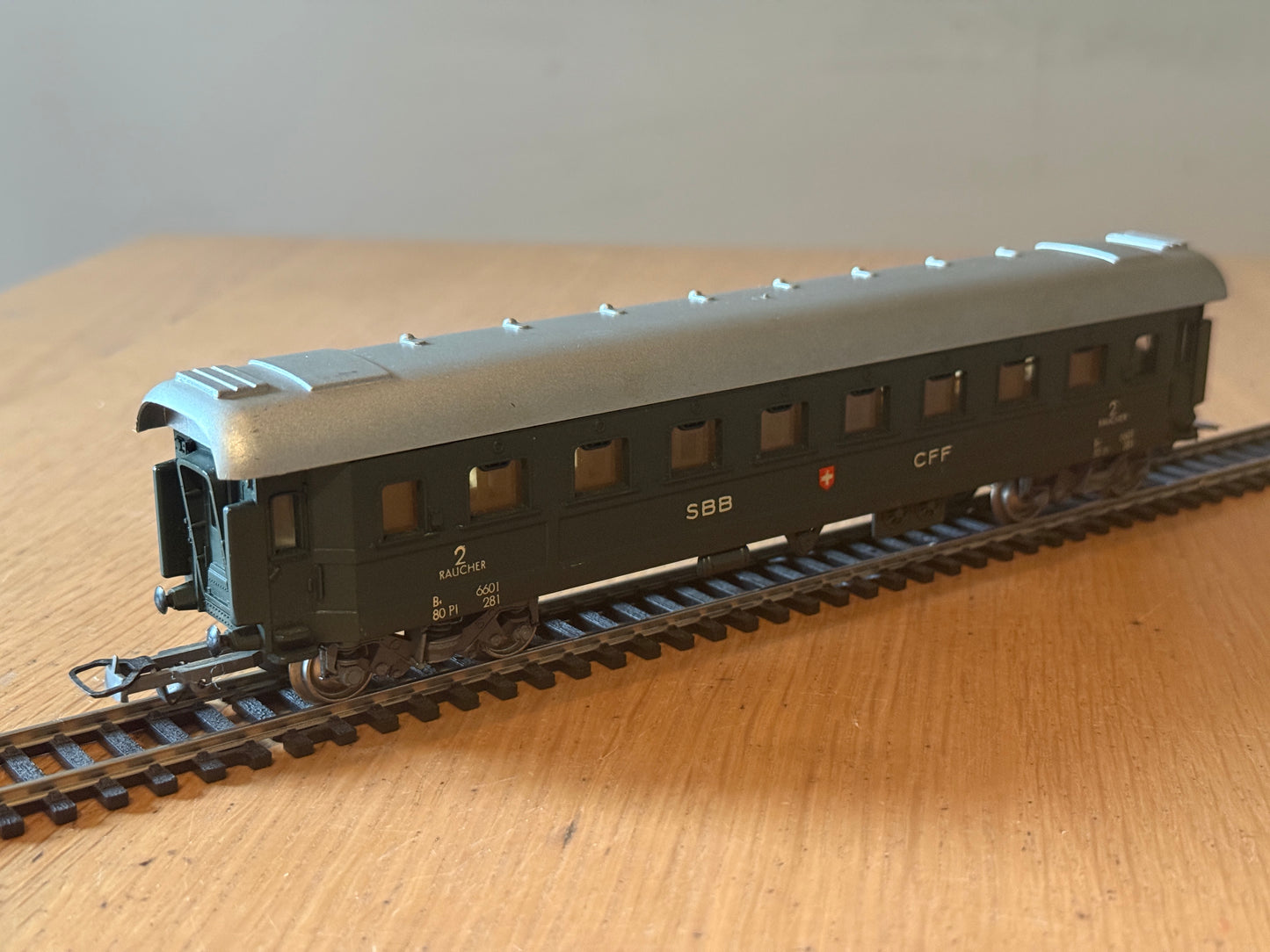 Lima H0 Scale -Swiss SBB CFF 2nd Passenger Coach. Missing Buffer.