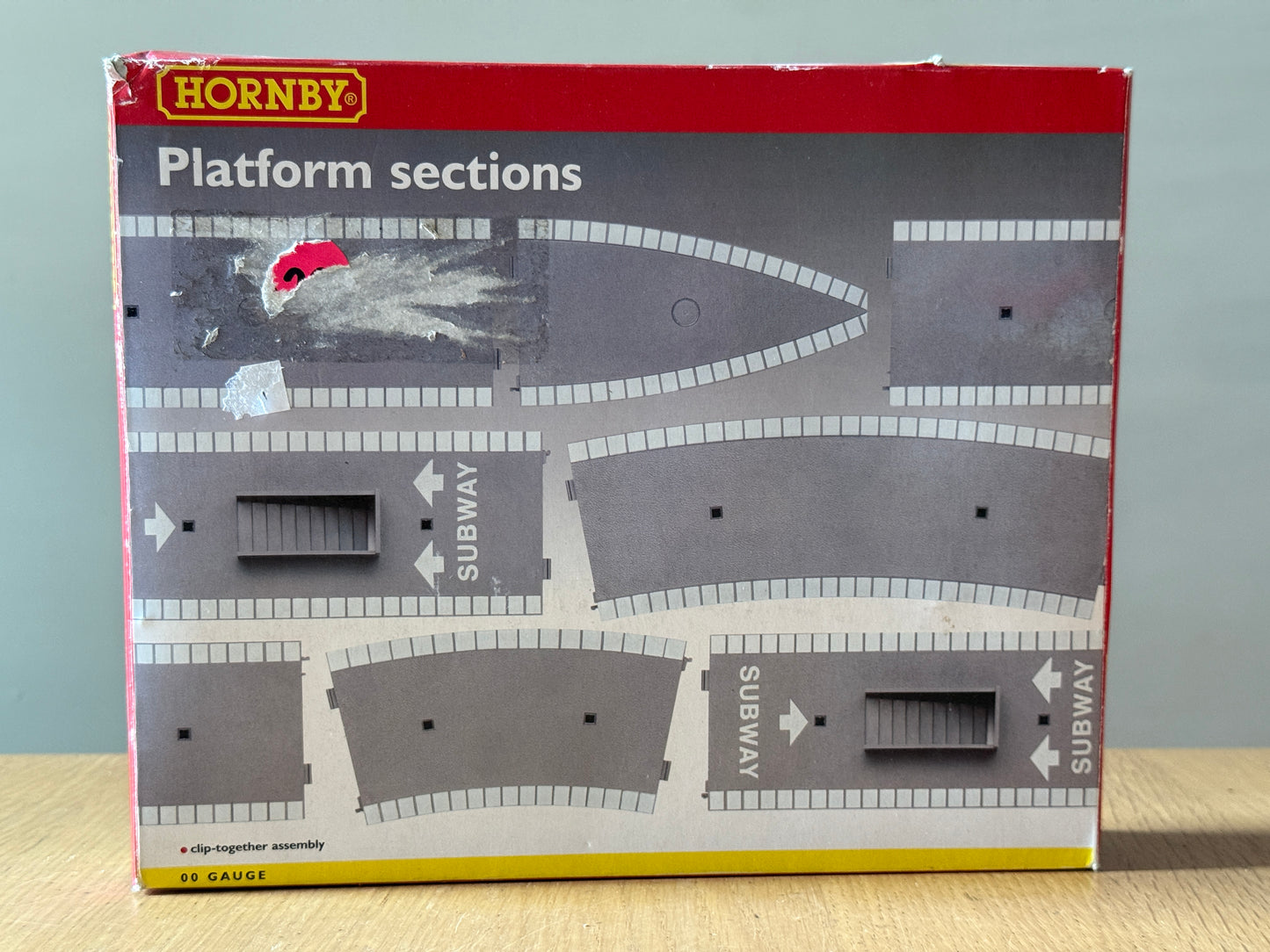 Hornby Platform Sections R462 Large Radius Curved Platform Pack of 6.