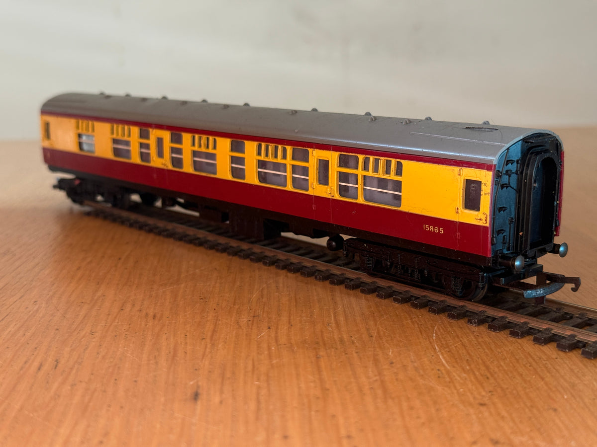 Hornby OO Gauge - Crimson and Cream Composite Coach 15865