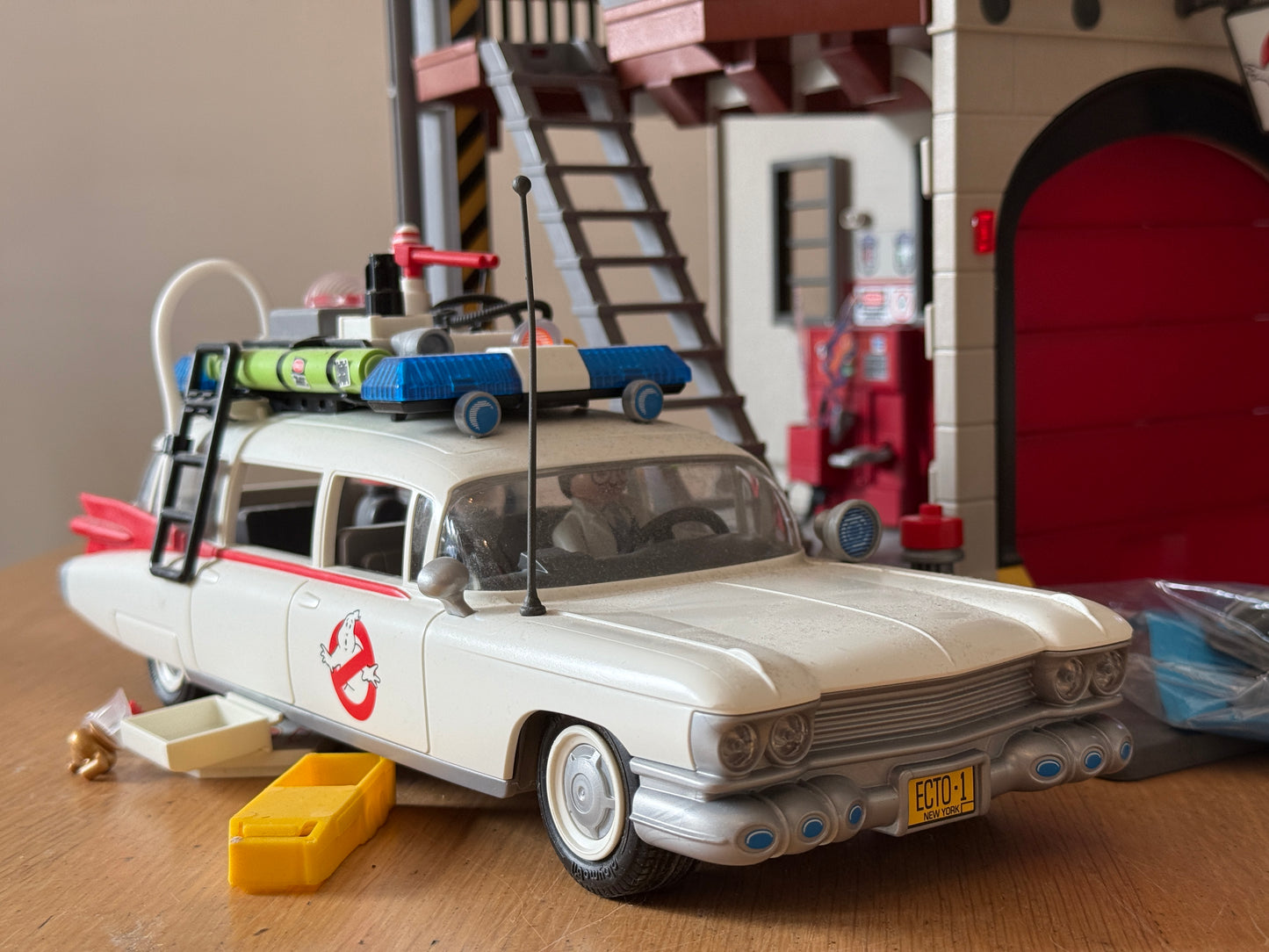 Playmobil 3219 - Ghostbusters House and Car. Pre-owned.