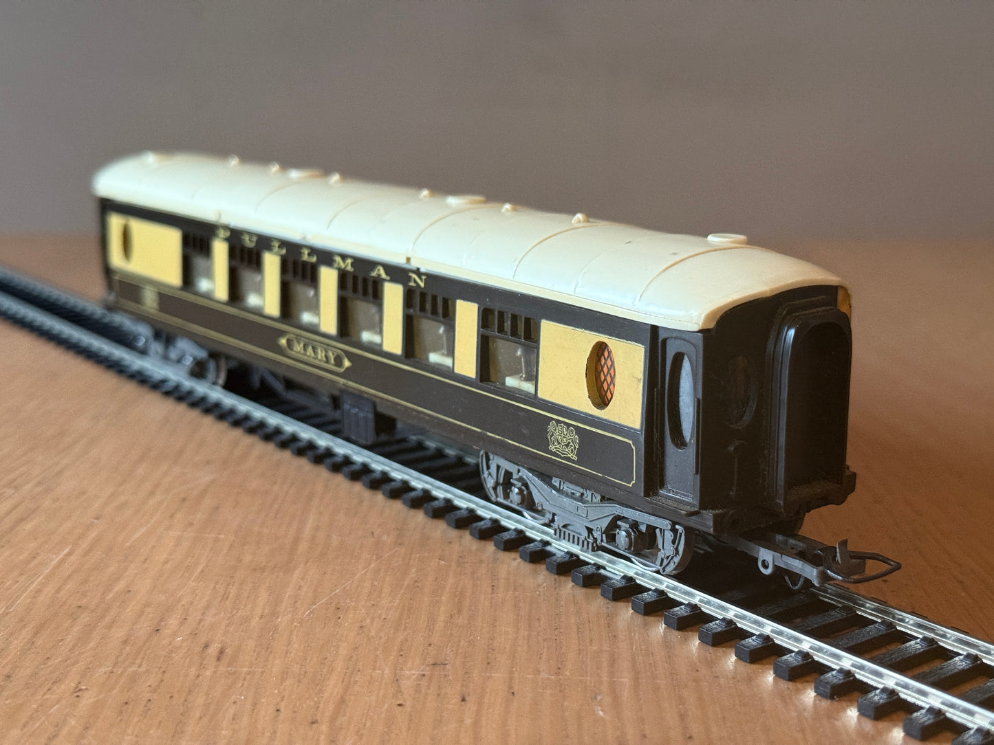 Tri-Ang Hornby OO Gauge - Pullman Coach - 'Mary' - Missing Buffer