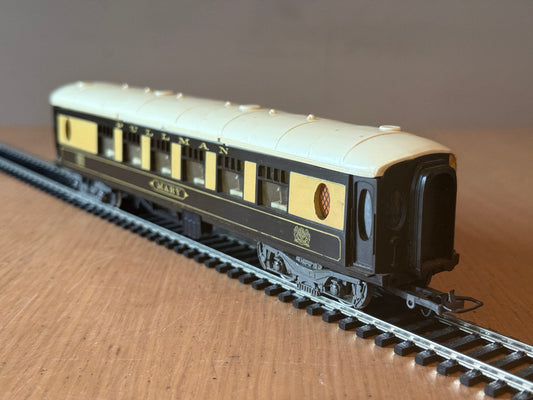 Tri-Ang Hornby OO Gauge - Pullman Coach - 'Mary' - Missing Buffer