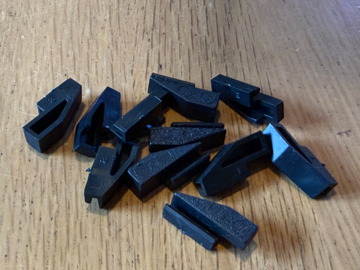 Scalextric Classic 1:32 Track - Banked Curve End Clips C187 x11
