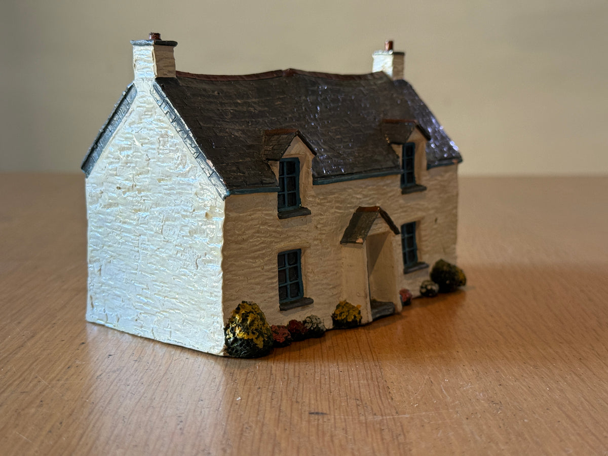 Resin/Ceramic Cottage - Similar to David Winter