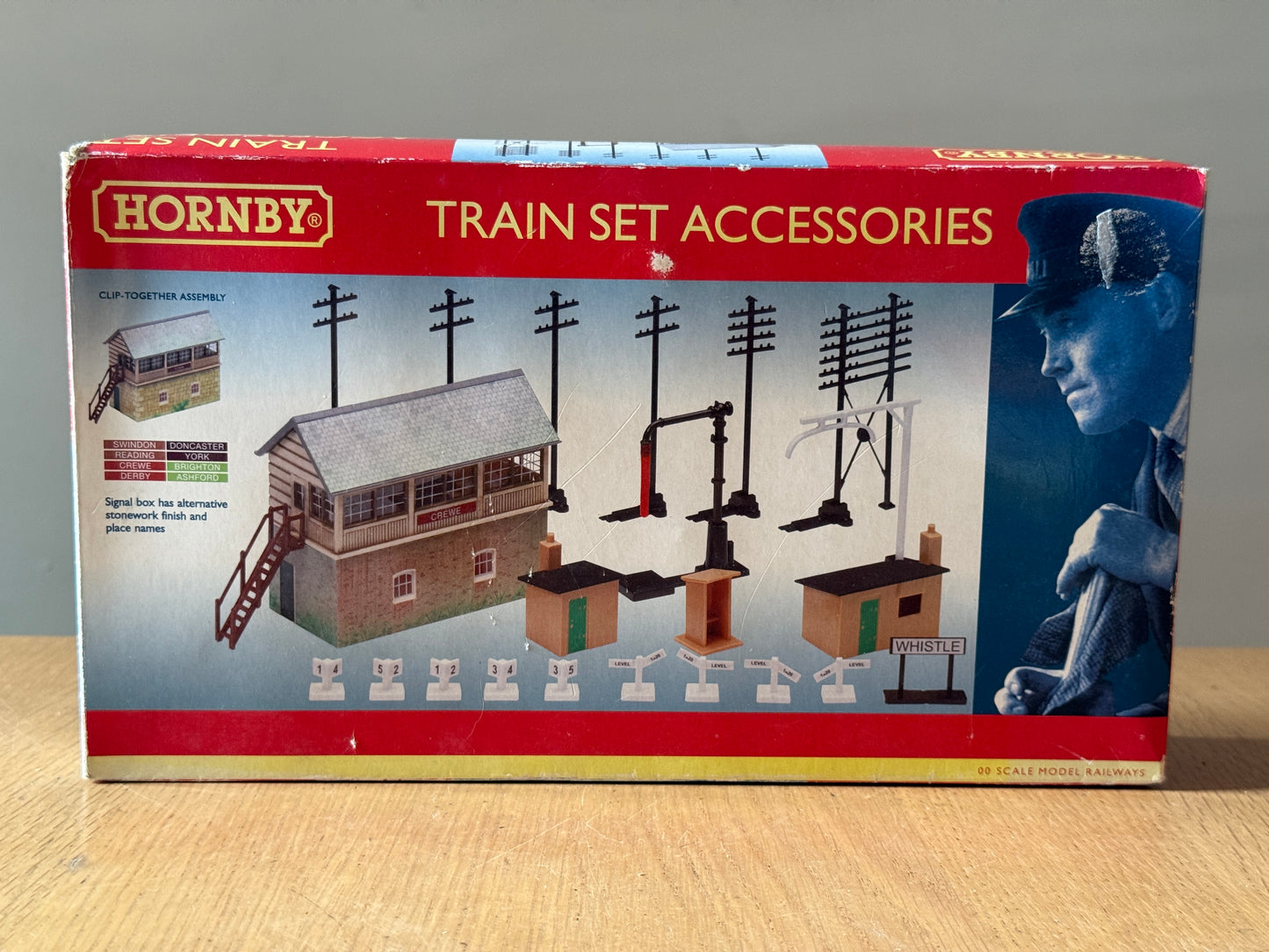 Hornby R8202 Train Set Accessories. BNIB. Box Tatty.