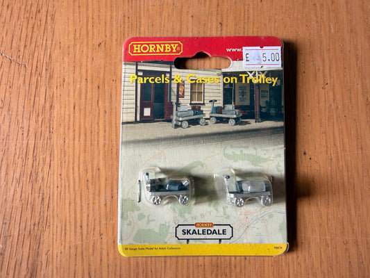 Hornby Skaledale R8676 OO Gauge -  Parcels & Cases on Trolley. BNIB.