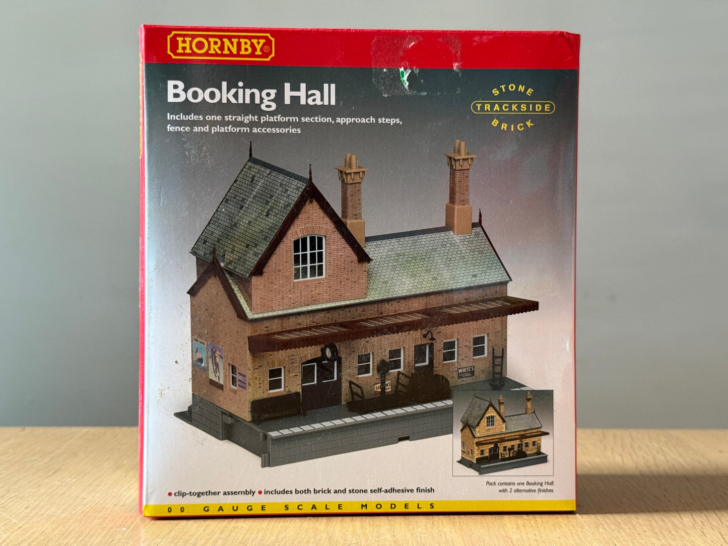 Hornby R8007 Booking Hall. BNIB. Box tatty.