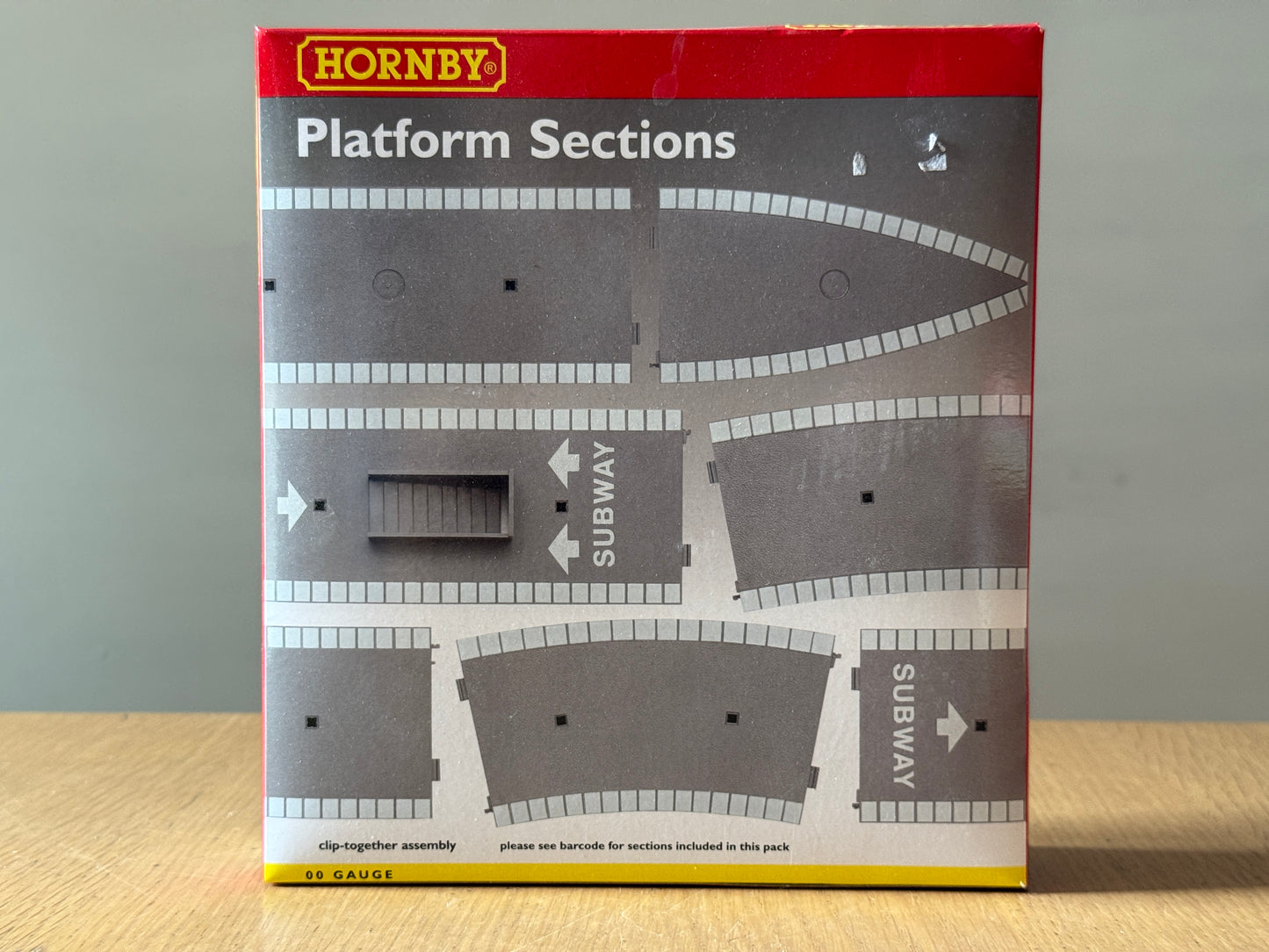 Hornby Platform Sections R463 Small Radius Curved Platform Pieces pack of 6.