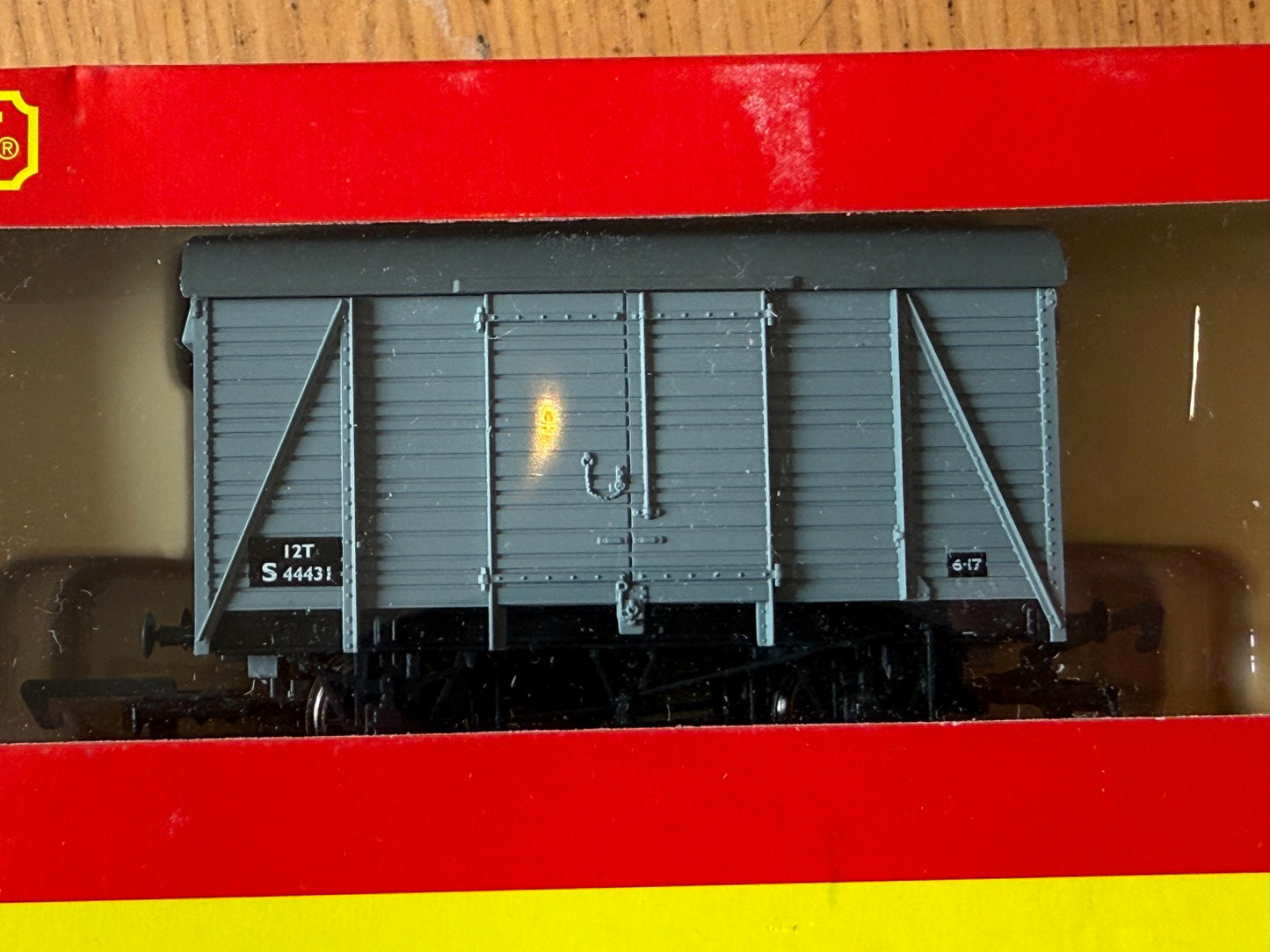 Hornby OO Gauge R6267 12 Ton ventilated van S44431. BNIB