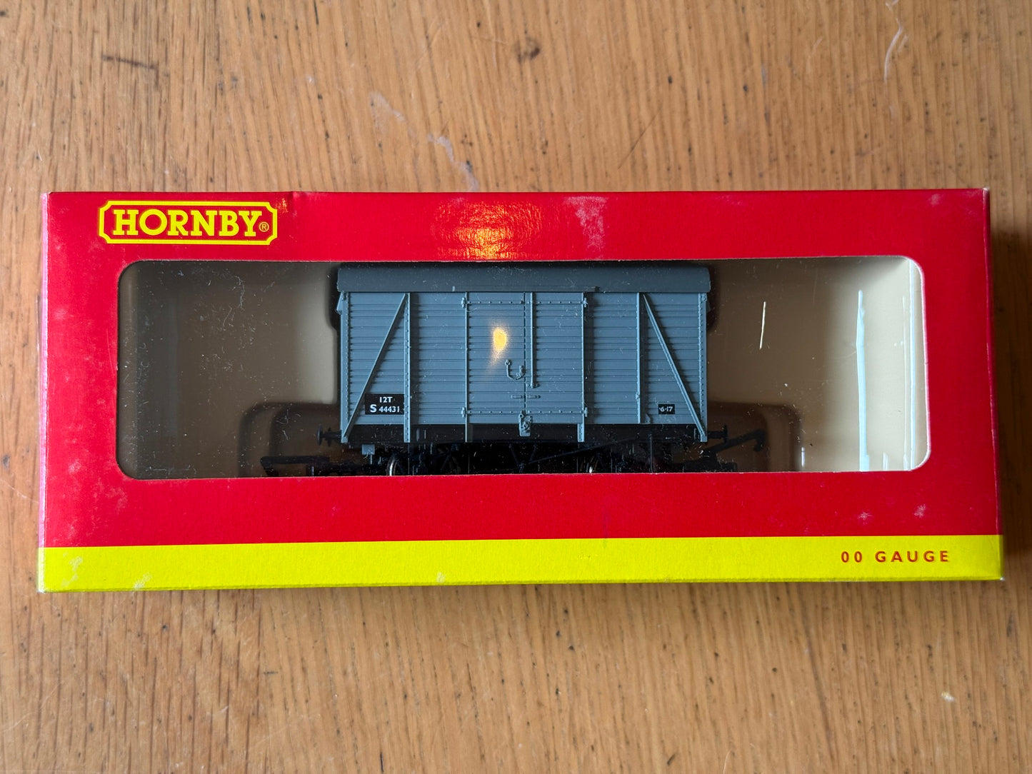 Hornby OO Gauge R6267 12 Ton ventilated van S44431. BNIB