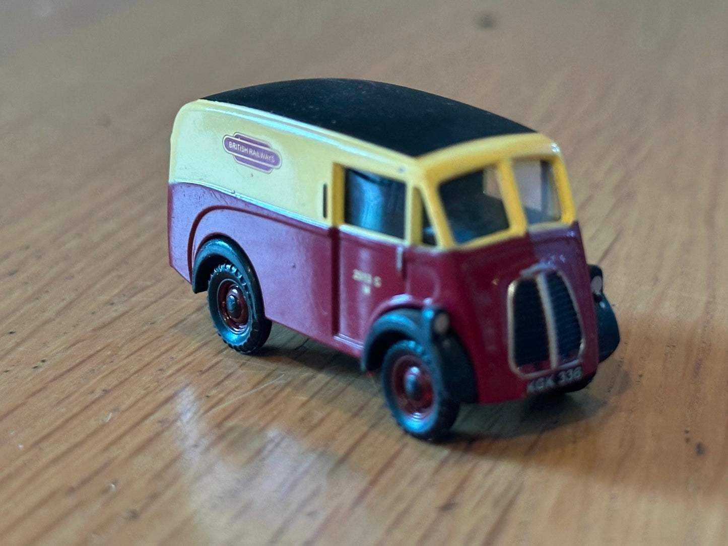 Classix Diecast EM76601 1:76 OO gauge  Morris J Van - British Railways