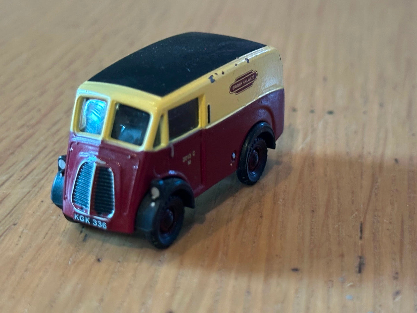 Classix Diecast EM76601 1:76 OO gauge  Morris J Van - British Railways