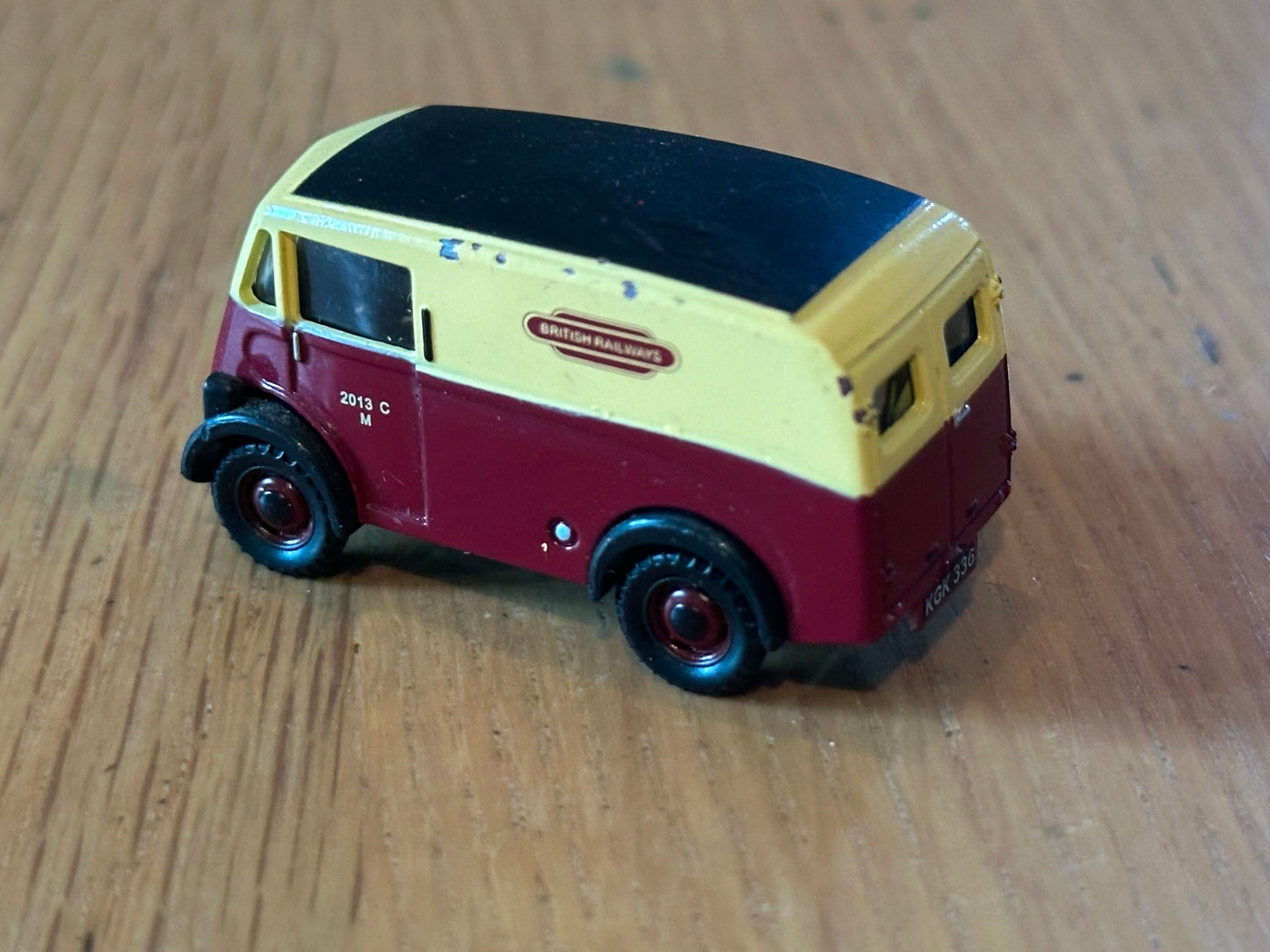 Classix Diecast EM76601 1:76 OO gauge  Morris J Van - British Railways