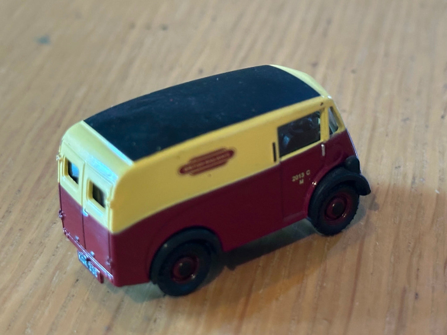 Classix Diecast EM76601 1:76 OO gauge  Morris J Van - British Railways