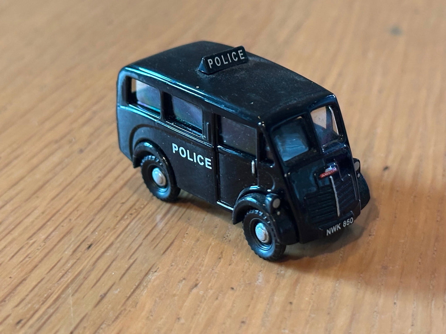 Classix Diecast EM76616 1:76 OO gauge Austin 101 Police Van
