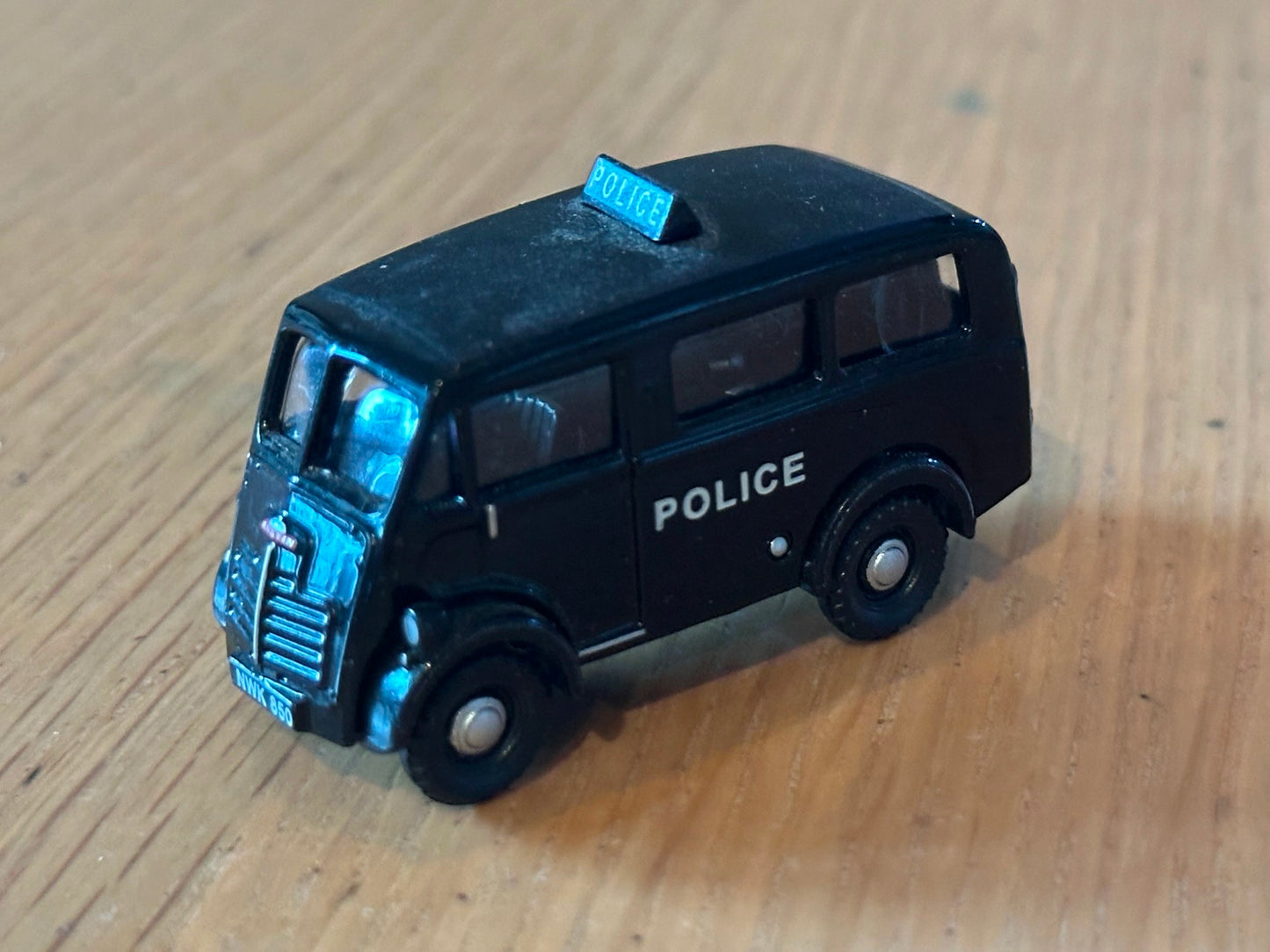 Classix Diecast EM76616 1:76 OO gauge Austin 101 Police Van
